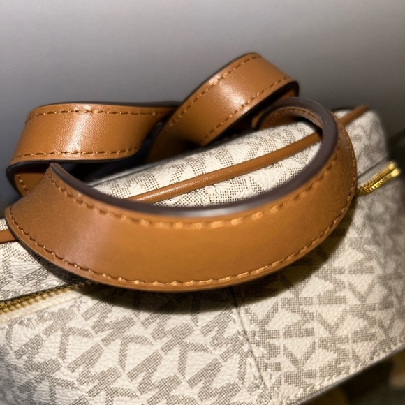 NWOT Michael Kors Rhea logo signature backpack - Picture 4 of 12